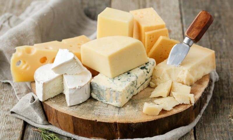 Диетолог рассказала, сколько сыра полезно съедать в день