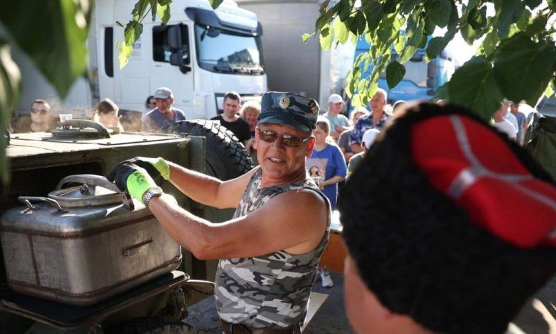 Казаки Темрюкского РКО раздают еду водителям, стоящим в пробке перед Крымским мостом