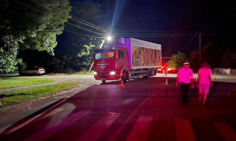 Водитель грузовика на переходе сбил пешехода в Горячем Ключе, женщина пострадала