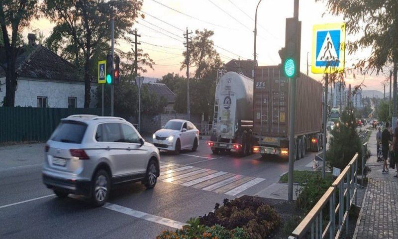 В Новороссийске грузовик с прицепом сбил шестилетнюю девочку на пешеходном переходе