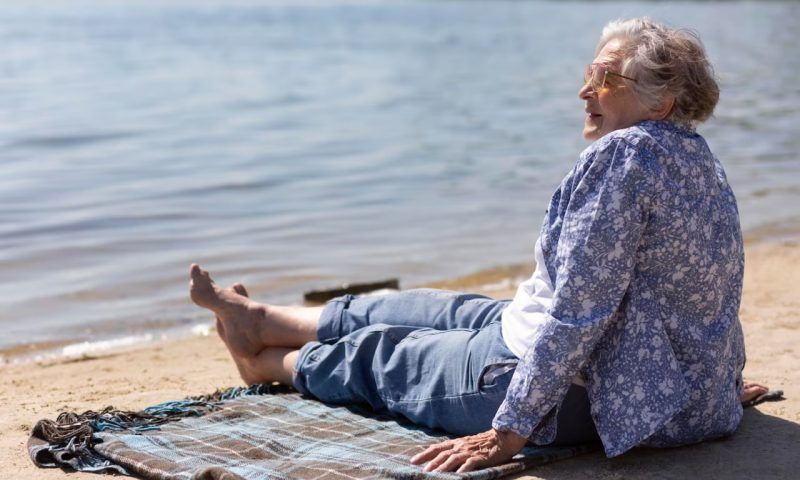 Пляжные опасности: врач объяснил, когда пенсионерам нельзя купаться в море