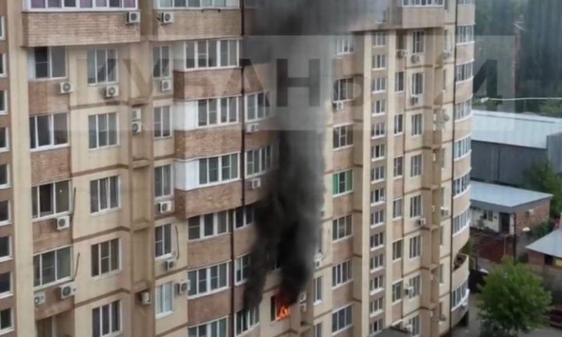 Квартира загорелась в Краснодарской многоэтажке. Видео
