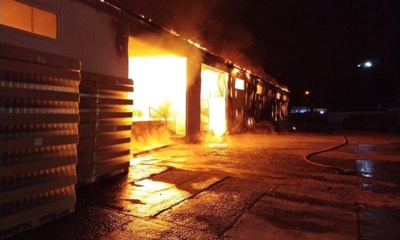Более семи часов тушили возникший из-за короткого замыкания пожар на складе винзавода под Темрюком