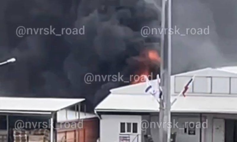 Огонь охватил 400 кв. метров склада на улице Золотая Рыбка в Новороссийске