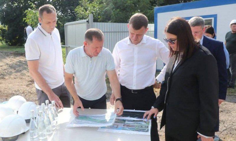 Глава Краснодара пообещал сохранить все деревья при строительстве детской площадки в КМР