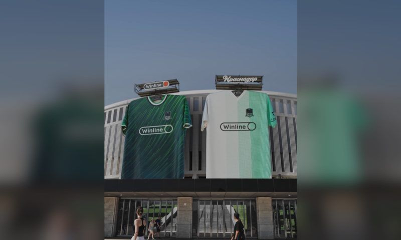 ФК «Краснодар» представил комплекты новой формы, развесив гигантские футболки на стадионе. Видео