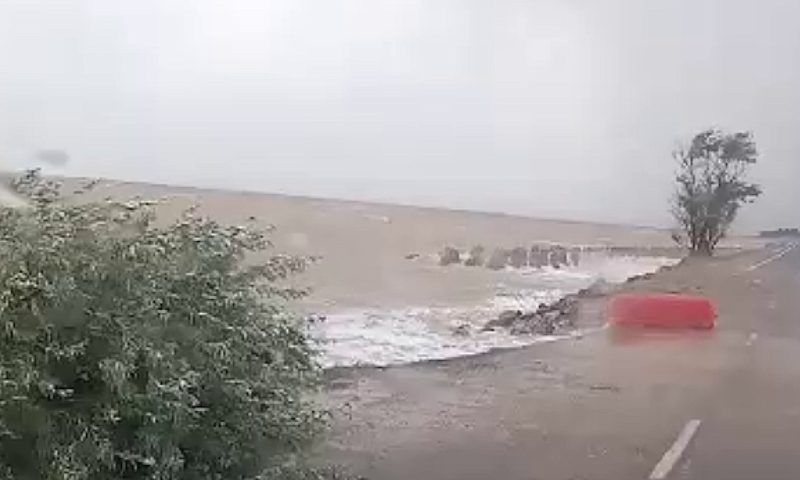 Штормящее Азовское море подмывает дорогу в районе Ясенской Переправы. Видео