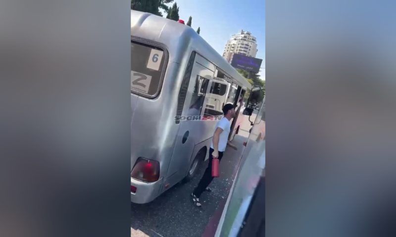 Агрессивный маршрутчик огнетушителем разбил стекло микроавтобуса в Сочи. Видео