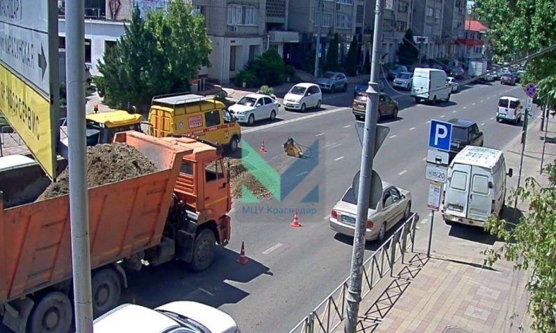 Дорога провалилась на перекрестке улиц Суворова и Дмитриевская Дамба в Краснодаре