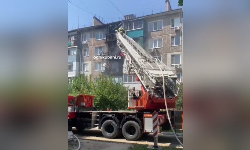 Из горящей многоэтажки в Кропоткине эвакуировали 15 человек. Видео