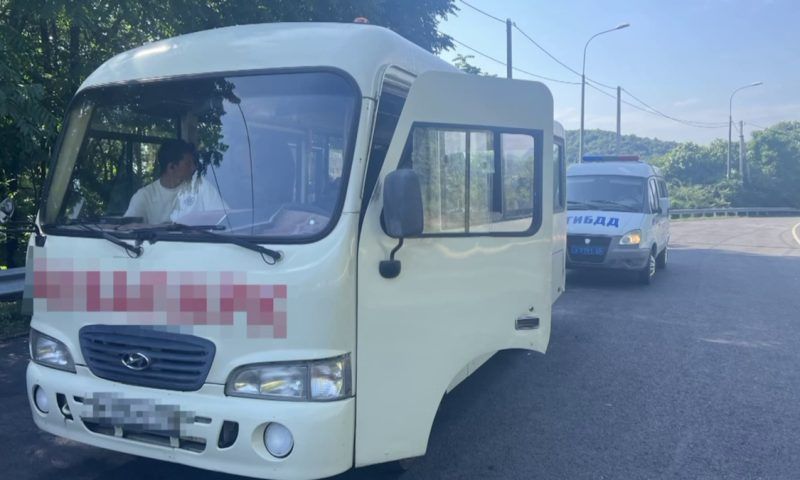 Водитель автобуса с 18 детьми в салоне пытался скрыться от полиции в Сочи, спеша на вокзал