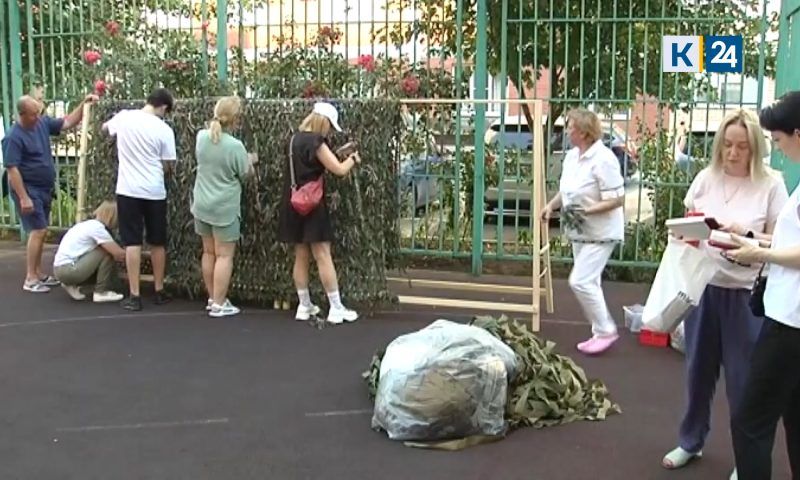 Жительница Краснодара устроила скандал на детской площадке из-за маскировочных сетей для бойцов СВО