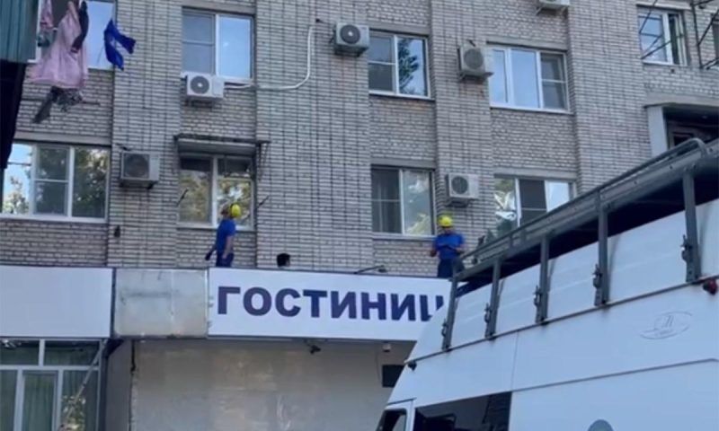 Мужчина выпал из окна гостиницы в Краснодаре. Видео