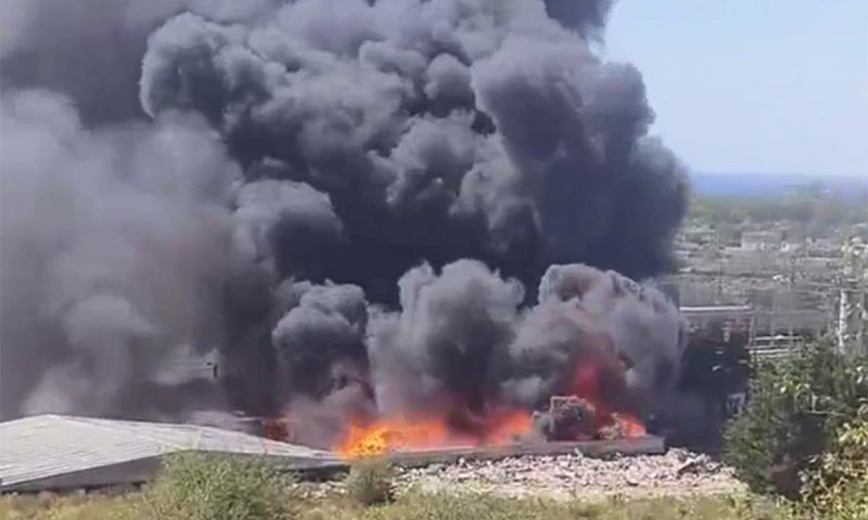Огонь на складе в Анапе охватил 1400 кв. метров, на место выехал пожарный поезд