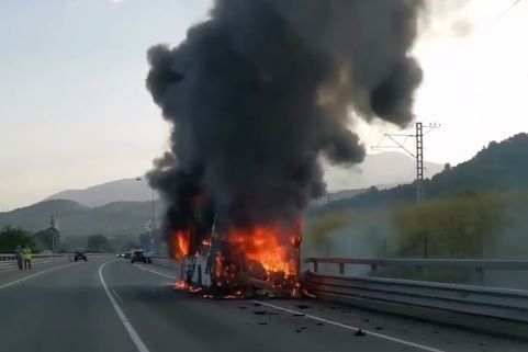 Рейсовый автобус практически полностью сгорел недалеко от Красной Поляны в Сочи