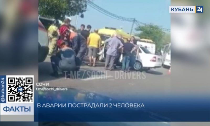 «Приора» влетела в минивэн на улице Урожайной в Сочи