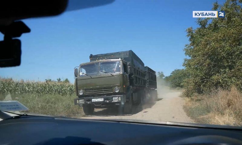 Война с фурами: жители Отрадненского района страдают от грузовиков, проезжающих по станичной дороге