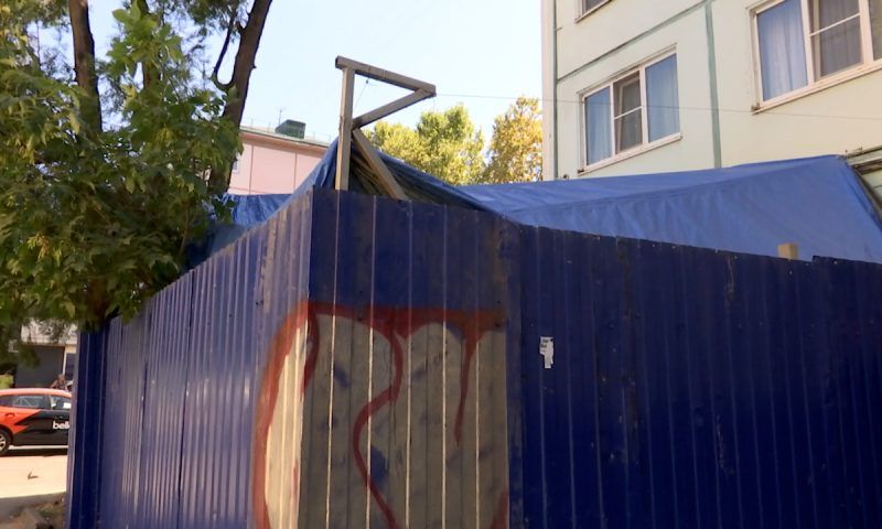 Жильцы пятиэтажки на улице Ставропольской в Краснодаре пожаловались на стройку под окнами