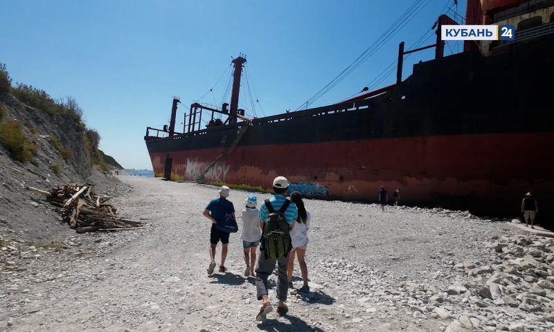 Пока не распилили на металлолом: на сухогруз Rio в Кабардинке снова проводят платные экскурсии