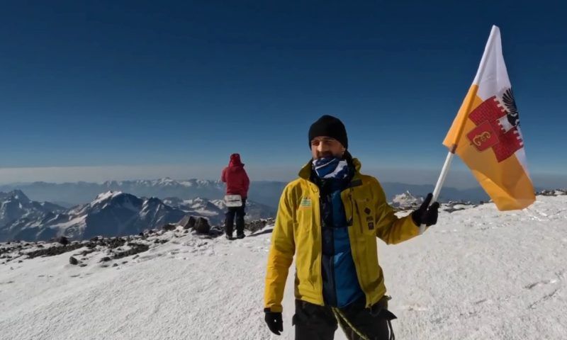 Сотрудник мэрии Краснодара поднял флаг города на вершину Эльбруса