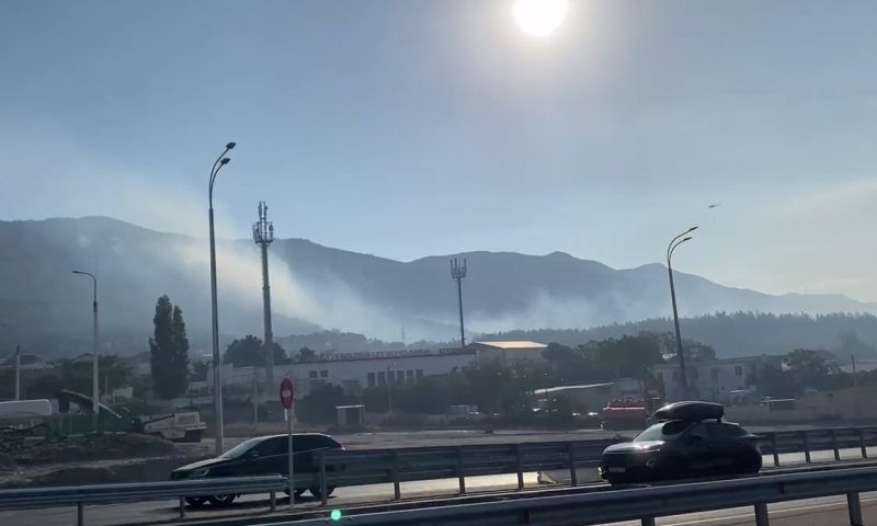 Из-за лесного пожара Геленджик окутал смог