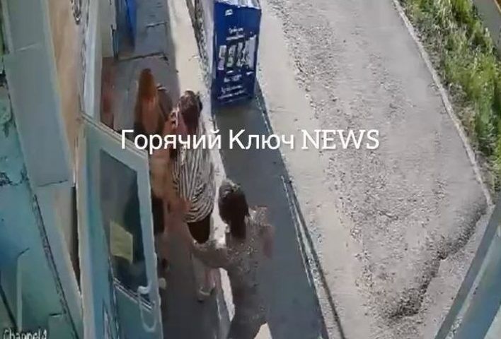 В Горячем Ключе три женщины избили продавца около магазина, полиция проводит проверку