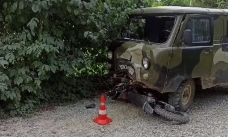 В Апшеронском районе двое подростков на мотоцикле врезались в УАЗ, один из них в реанимации