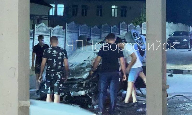 Иномарка влетела в бетонное заграждение, перевернулась и загорелась в Новороссийске
