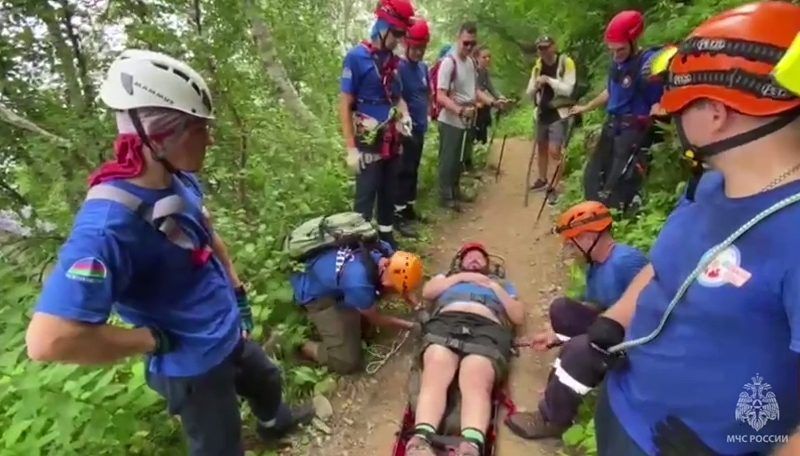 В Сочи спасатели эвакуировали из леса туриста, у которого случился приступ эпилепсии во время похода
