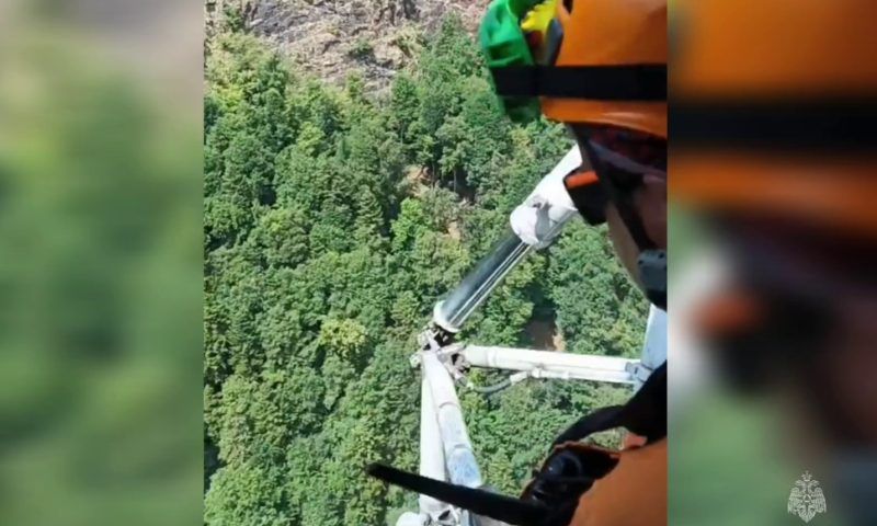 На поиски пропавших в горах Сочи туристов вылетел вертолет, следов людей не нашли