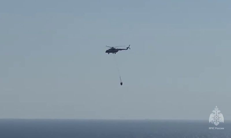 На тушение лесного пожара в Геленджике вылетел вертолет МЧС