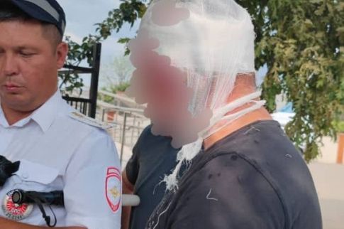 На Кубани инспекторы ГИБДД оказали помощь мужчине, истекающему кровью после драки 