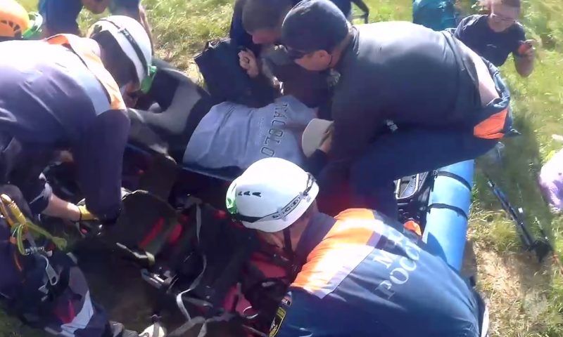 Сочинские спасатели вертолетом эвакуировали пострадавшую туристку с перевала Тхач. Видео