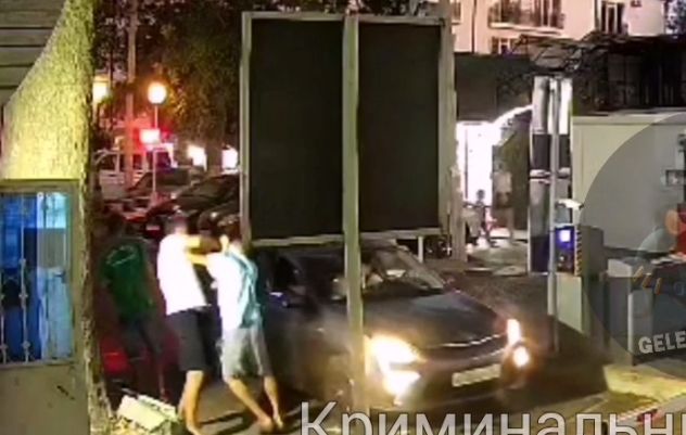 В Геленджике приезжий мужчина избил пожилого контролера парковки