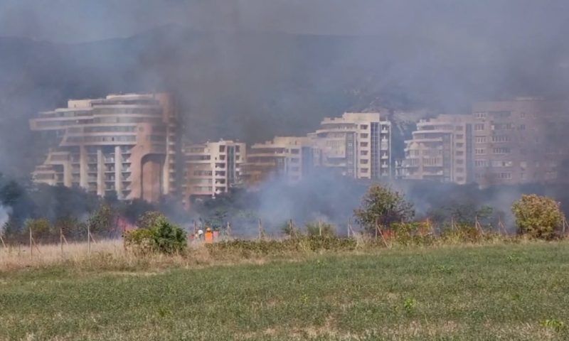 В Геленджике в нескольких десятках метров от многоэтажек загорелась сухая трава на пустыре