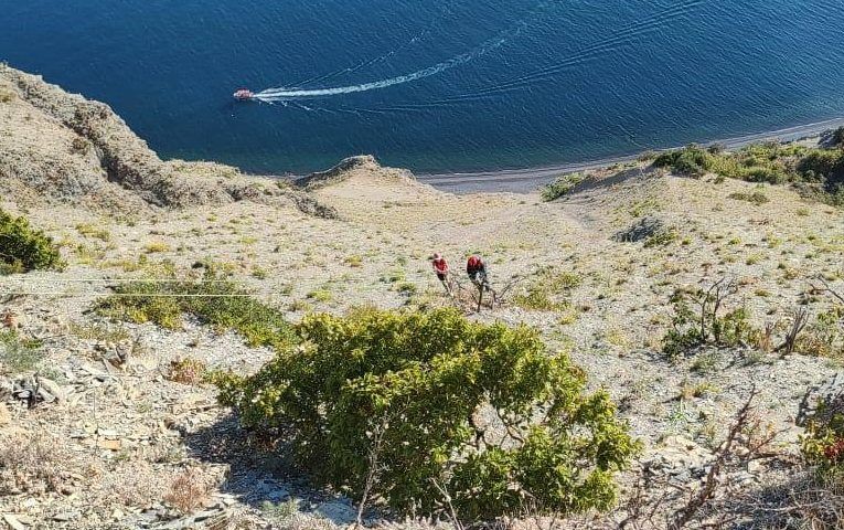 Турист из-за красивых фотографий застрял на крутом склоне над морем в Анапе