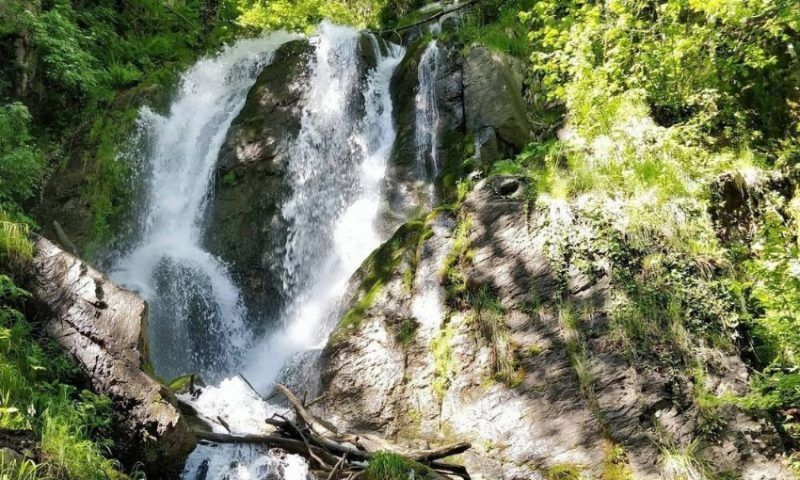 В горах Красной Поляны спасатели помогли двоим туристам спуститься с водопада Кейва