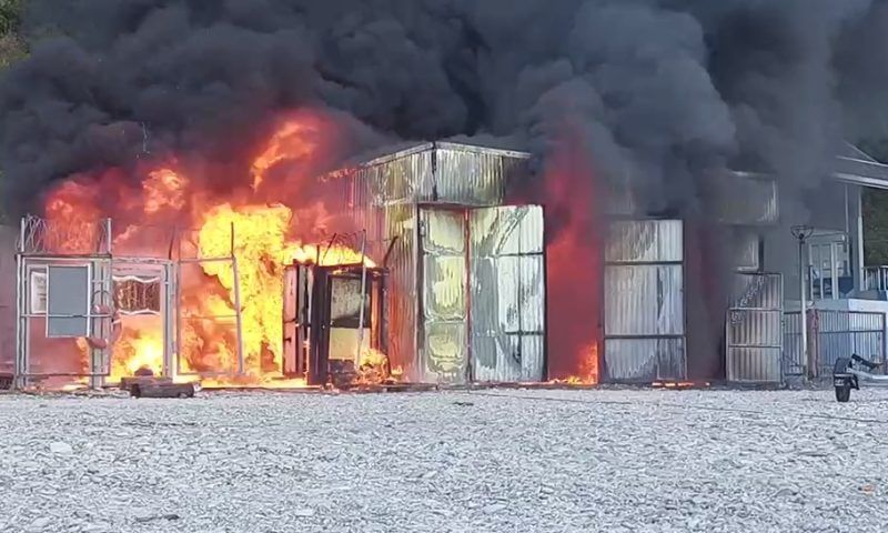 Лодочный склад сгорел на берегу моря в Краснодарском крае