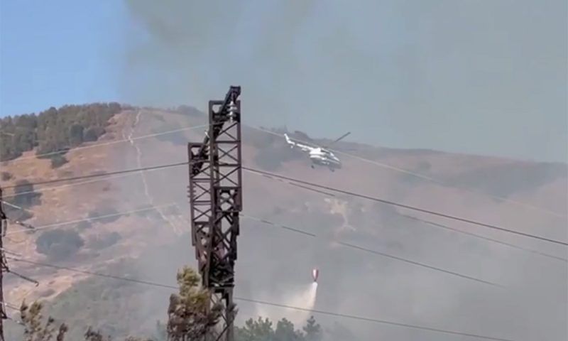Вертолет Ми-8 привлекли к тушению природного пожара в Геленджике