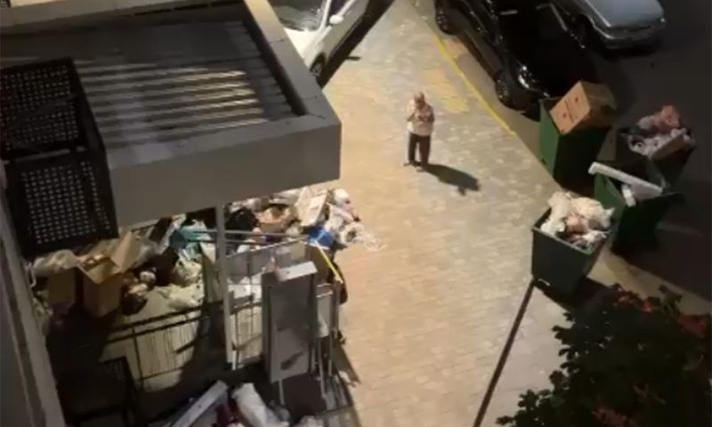 В Краснодаре недовольные жильцы вывалили мусор из баков рядом с офисом УК. Видео