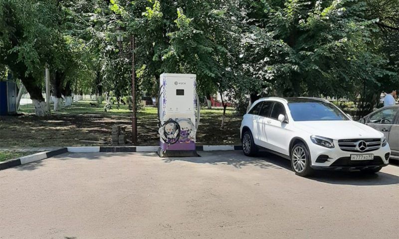 Четыре зарядные станции для электромобилей открыли в Армавире