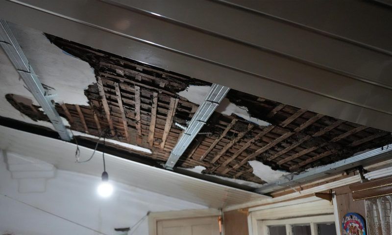 После сильного града в Апшеронском районе повреждены 236 домов