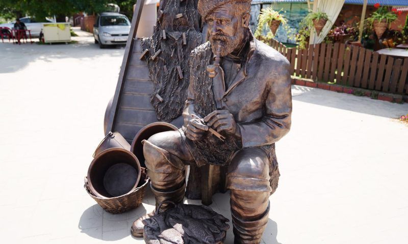 На набережной Приморско-Ахтарска появилась историческая скульптура с рыбаком