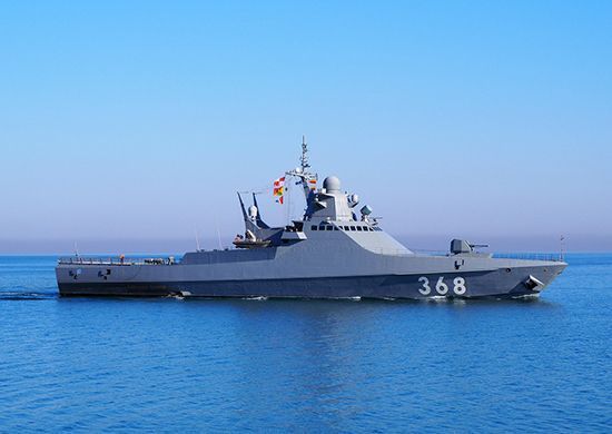 Корабль ВМФ России в Черном море открыл предупредительный огонь, чтобы остановить идущий в порт Украины сухогруз