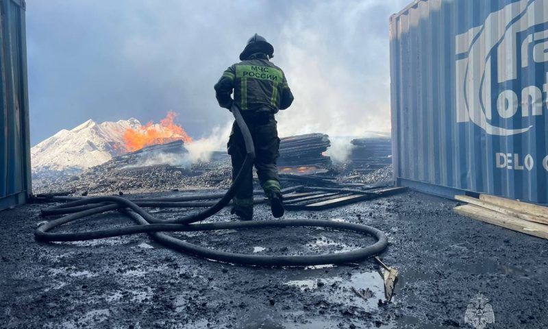В Новороссийске спустя три часа потушили крупный пожар на грузовом терминале
