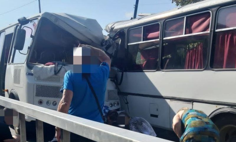 Два рейсовых автобуса с пассажирами столкнулись лоб в лоб на трассе под Туапсе