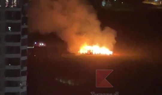 Снопы сена загорелись возле жилых домов в Краснодаре, пожар тушили 4 часа