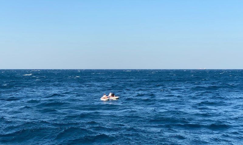В Новороссийске спасли двух женщин, унесенных в открытое море на сапбордах