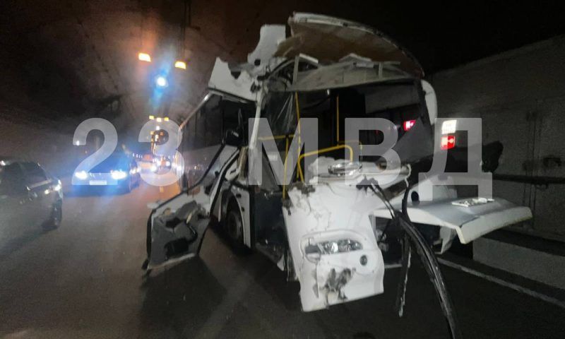 Автобус с пассажирами влетел в грузовик в тоннеле в Сочи