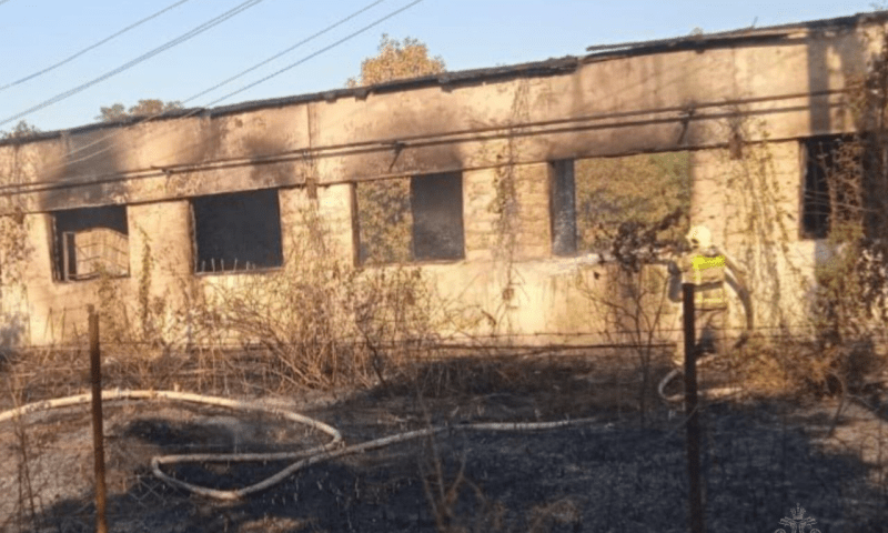 Три заброшенных ангара площадью 1 тыс. кв. метров горели в поселке Северского района